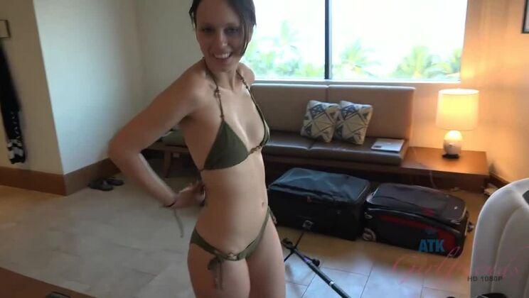 Brunette Girlfriend Jade Nile's Creamy Treat