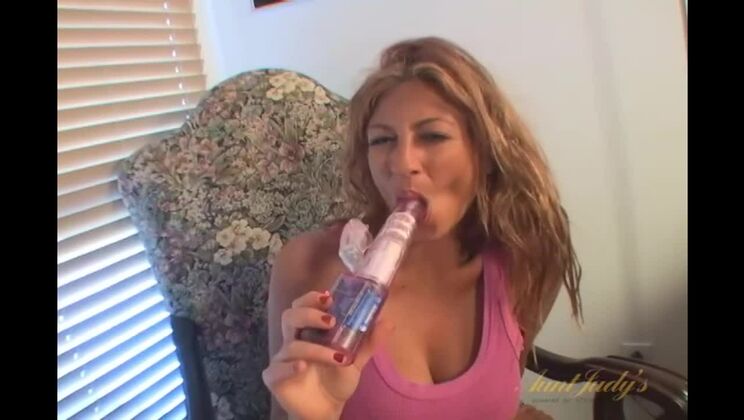 Jiggly Fun: Lucky and Her Sex Toys