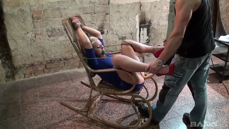 Melanie Crush Fucked By Machine In BDSM Scene