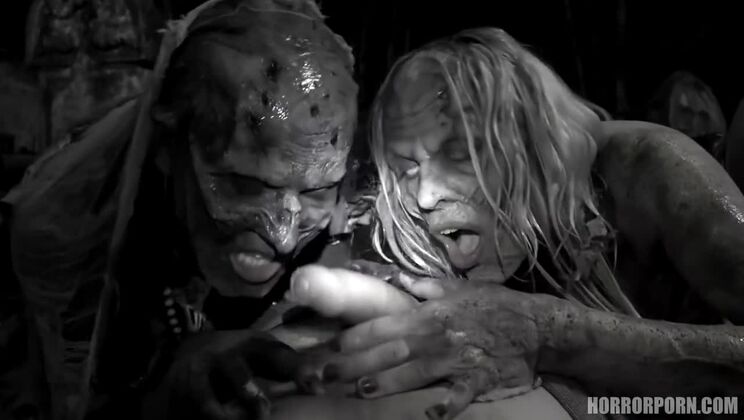[HorrorPorn] - Zombies Facial Nightmare - Brianna Beach