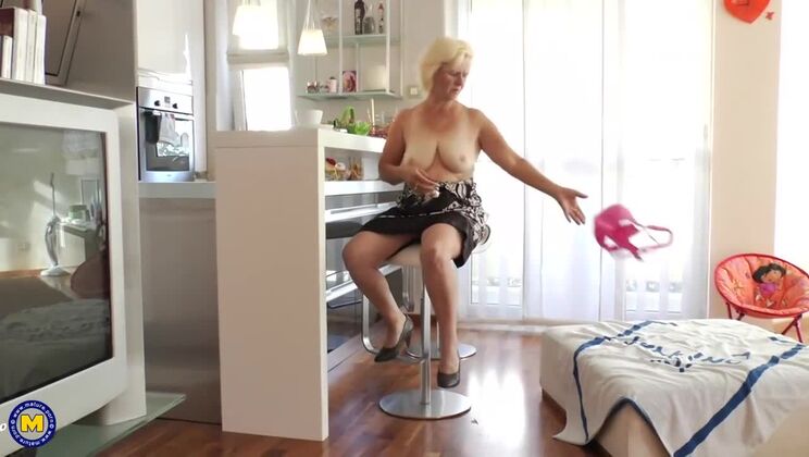 [Mature.nl] - Janice The Hairy Housewife Shows Her Wild Side