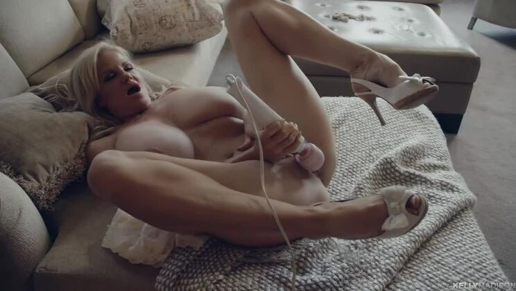 [KellyMadison] - Vibrating with Pleasure: Kelly Madison's Solo Show - Kelly Madison