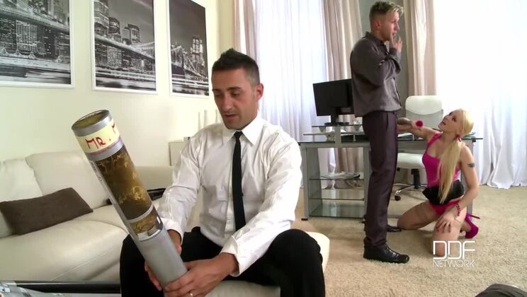 [HandsOnHardcore] - Blonde Bombshell Lola Taylor