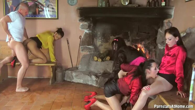 Amateur Piss Party With Isabella And Terra