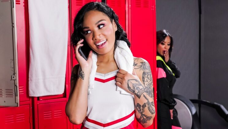 [Brazzers] - Lesbian Cheerleader Fucking In The Locker Room - Honey Gold - Kaylani Lei