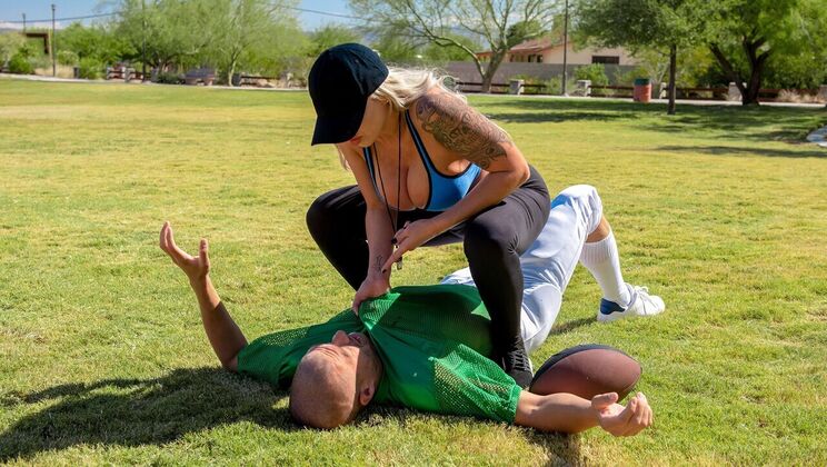 [Brazzers] - Tempting The Tackling Beauty - Nina Elle - Xander Corvus