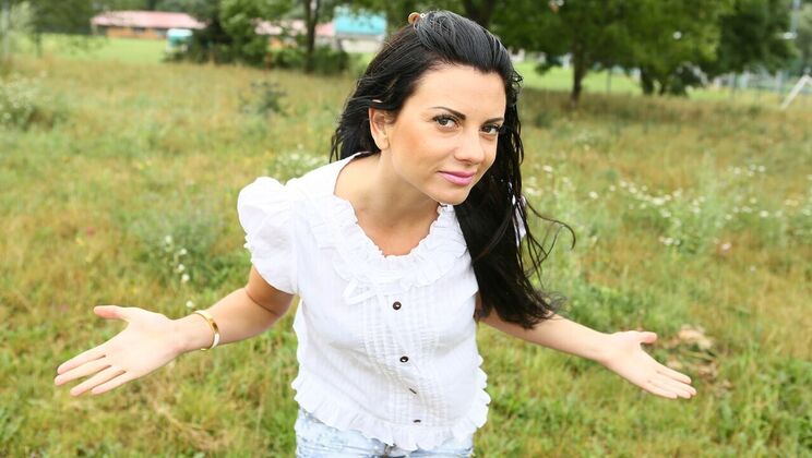 Outdoor Babe Rides Dick in Car