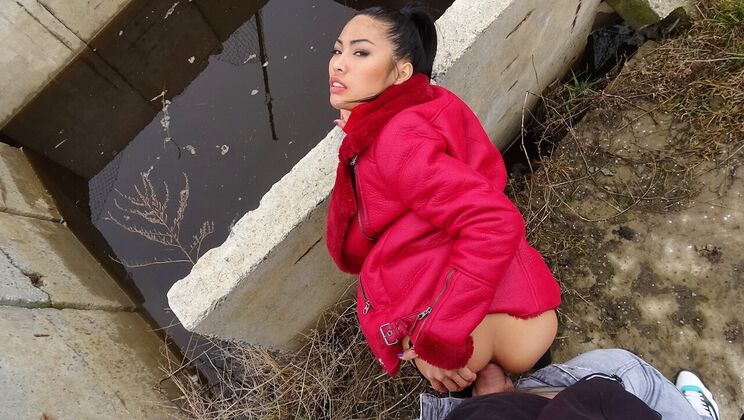 Amateur Thai Girl Loves Missionary Position