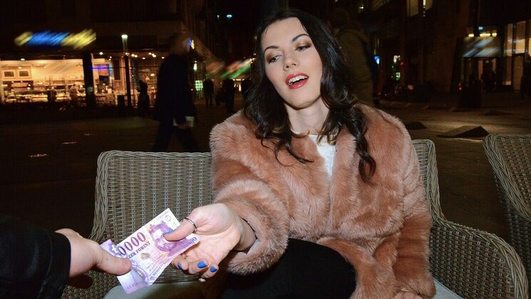 Sarah Highlight's Banged Euro Style