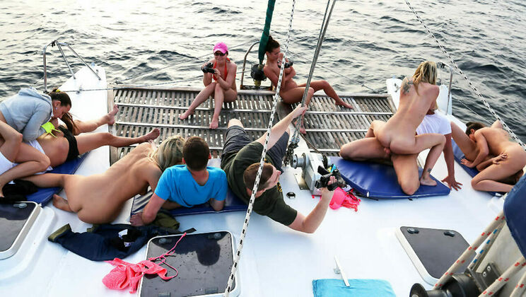 [SummerSinners] - Hardcore Boat Trip With Mea - Julia De Lucia - Mea Melone - Jimena Lago - Bianca Ferrero - Angel Piaf