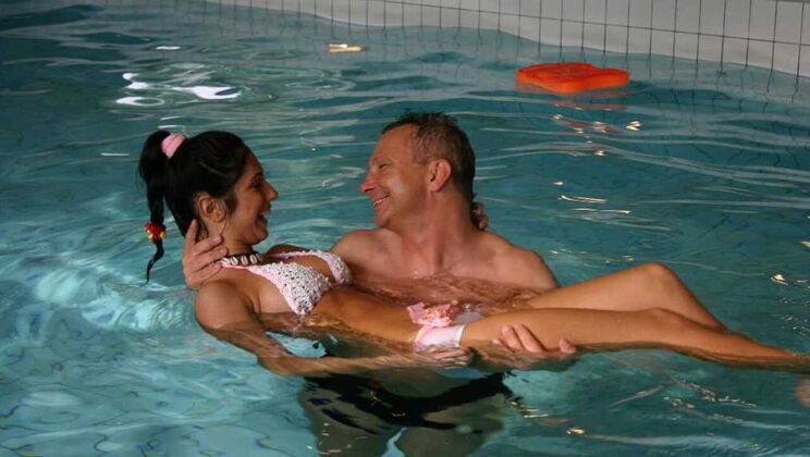 [Oldje] - Natural Tits Brunette Swimming Lesson - Bob - Sheridan