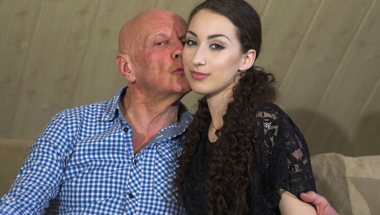 [Oldje] - Getting the Job with a Facial