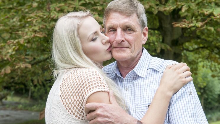 [Oldje] - Young Blonde Hooks Up with Old Fella