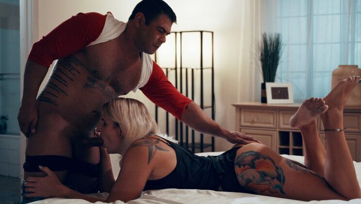 Natural Tits and Tattooed Ass: Summer Rayne's Sexy Show