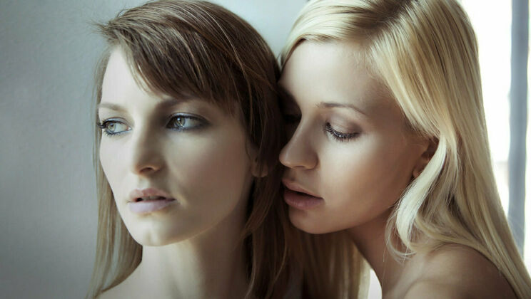 [SexArt] - Intimate Interview: A Hot Lesbian Encounter - Tracy Lindsay - Flora