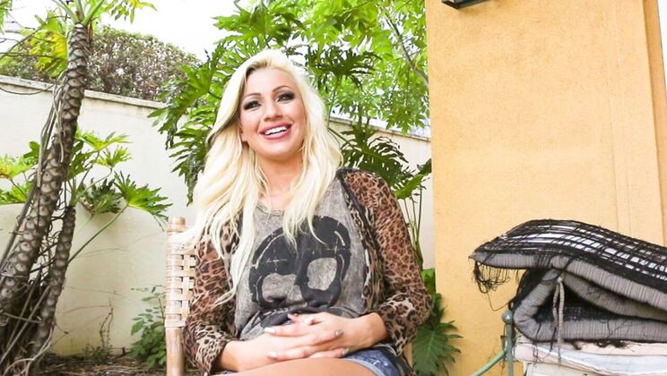 Blonde and Latina Lesbians in Mat Action