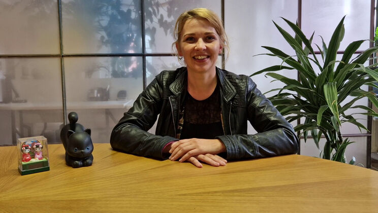 Isa Loves Mona and Lindsey